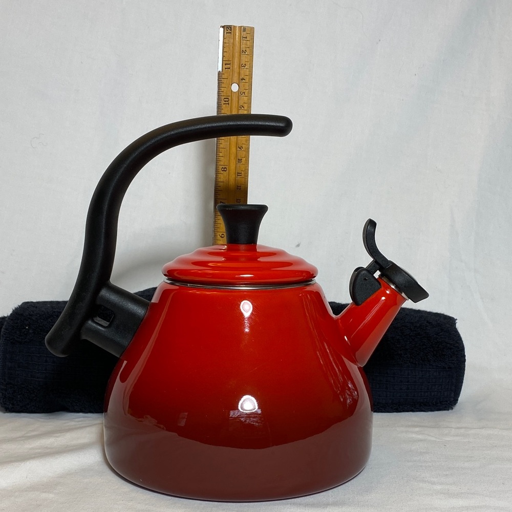 Le Creuset Red Ombré Whistling Enamel Tea Kettle - Picture 13 of 14